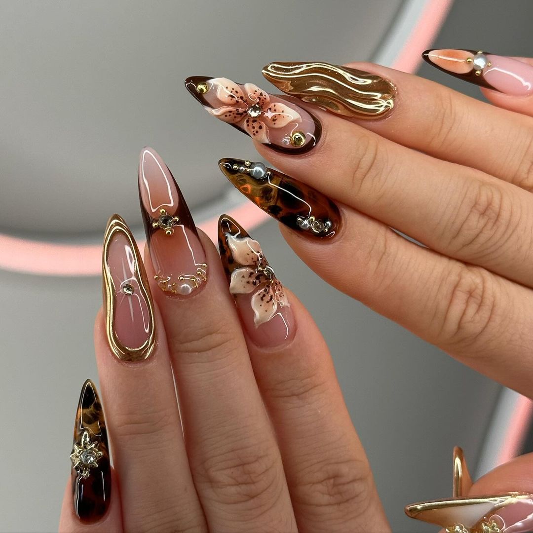 Floral and Gold Press-On Nails | Luxurious Golden Waves and Floral Embellishments | Perfect for Weddings and Events | WB151Y